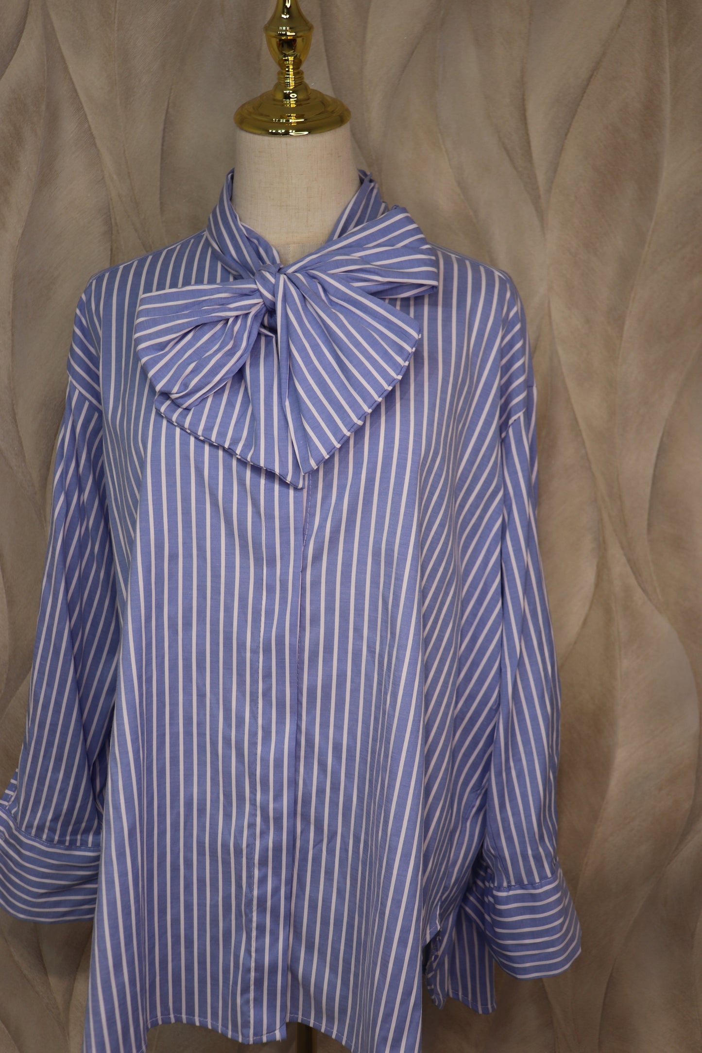 Camicia a righe con fiocco
