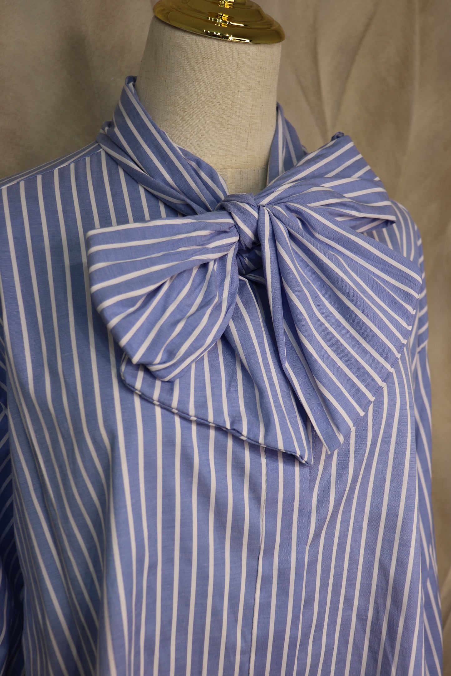 Camicia a righe con fiocco