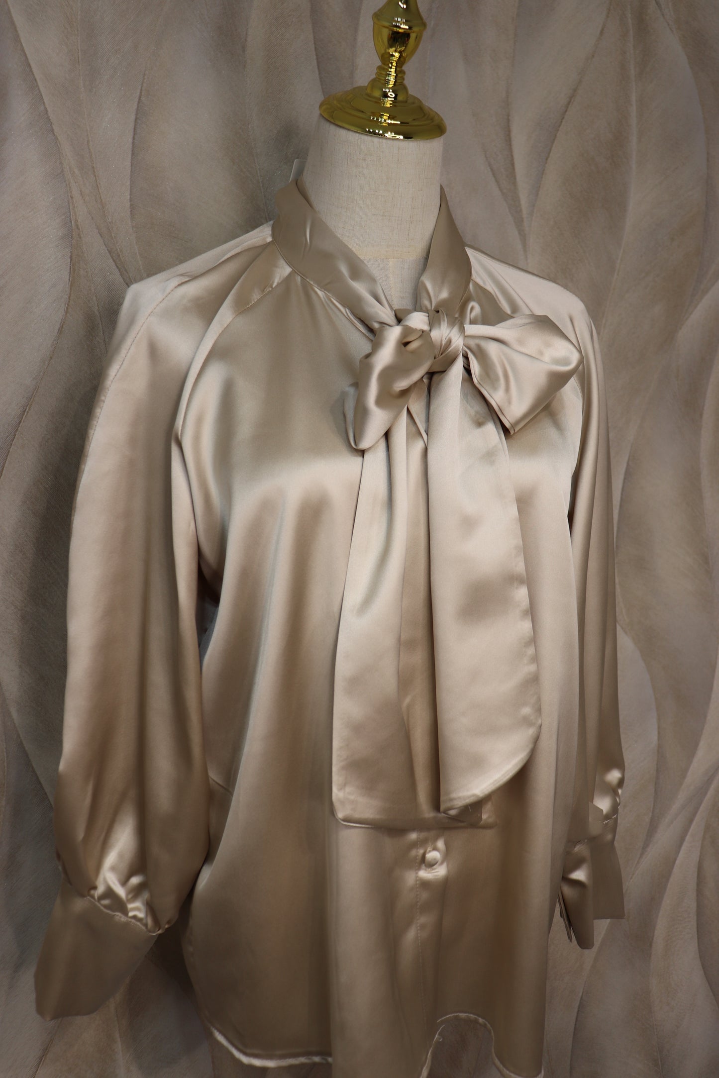 Camicia effetto seta con fiocco