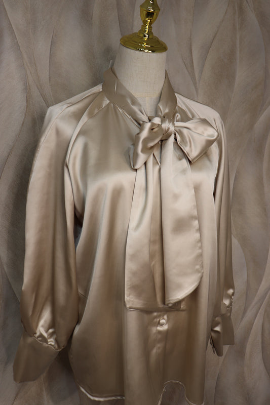 Camicia effetto seta con fiocco