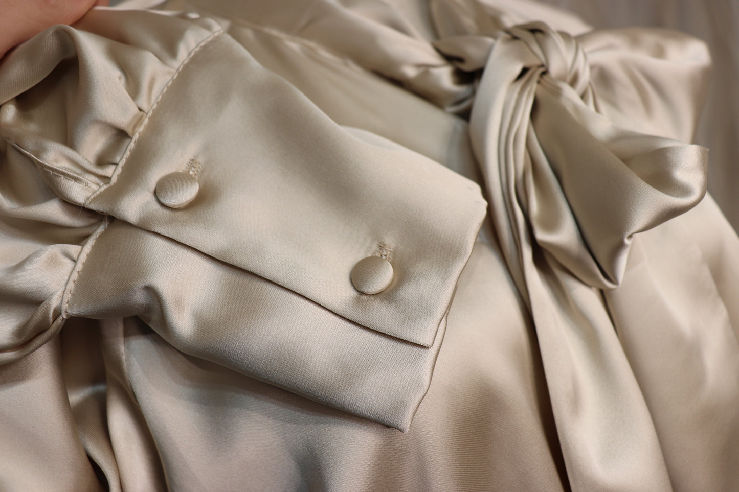 Camicia effetto seta con fiocco