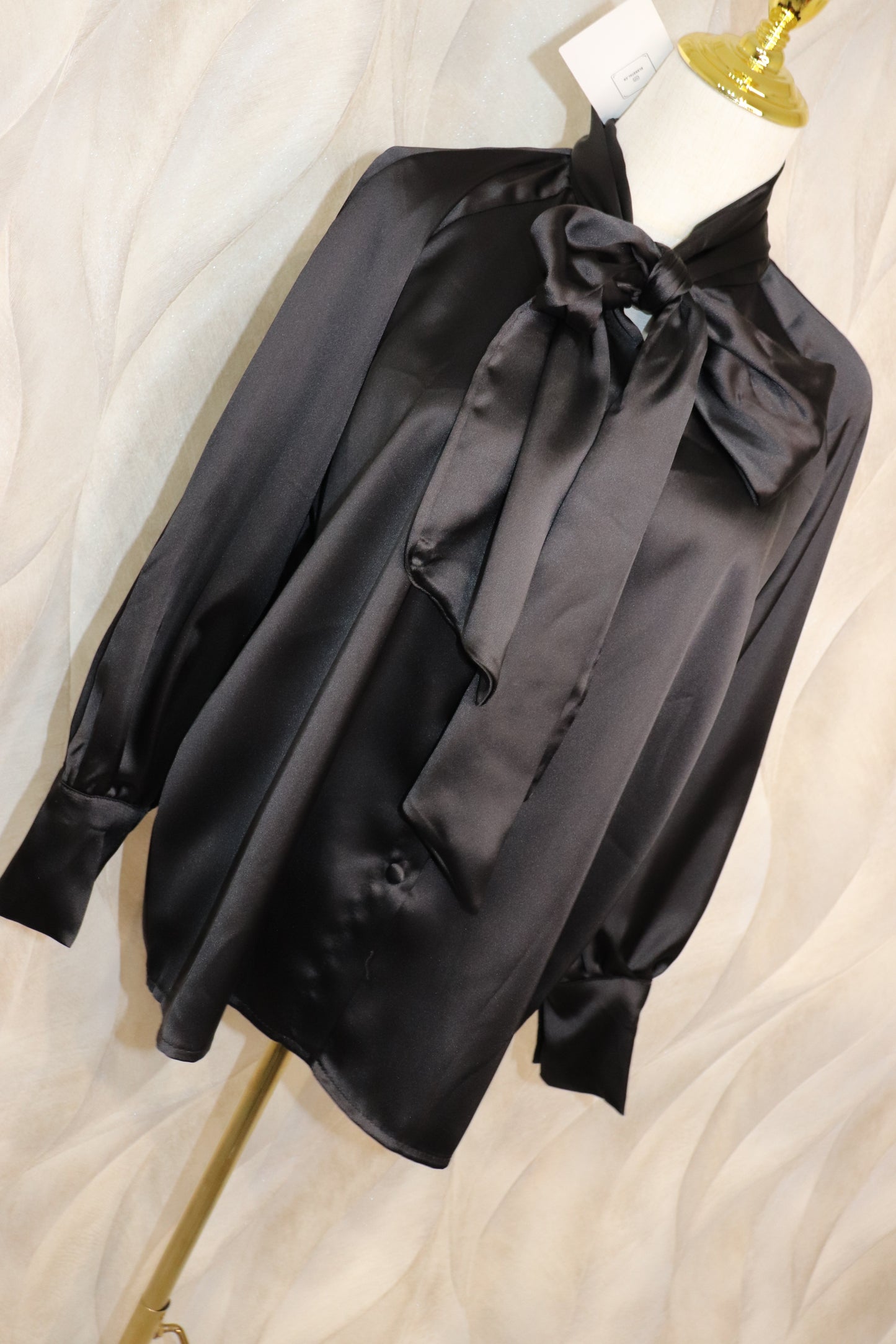 Camicia effetto seta con fiocco