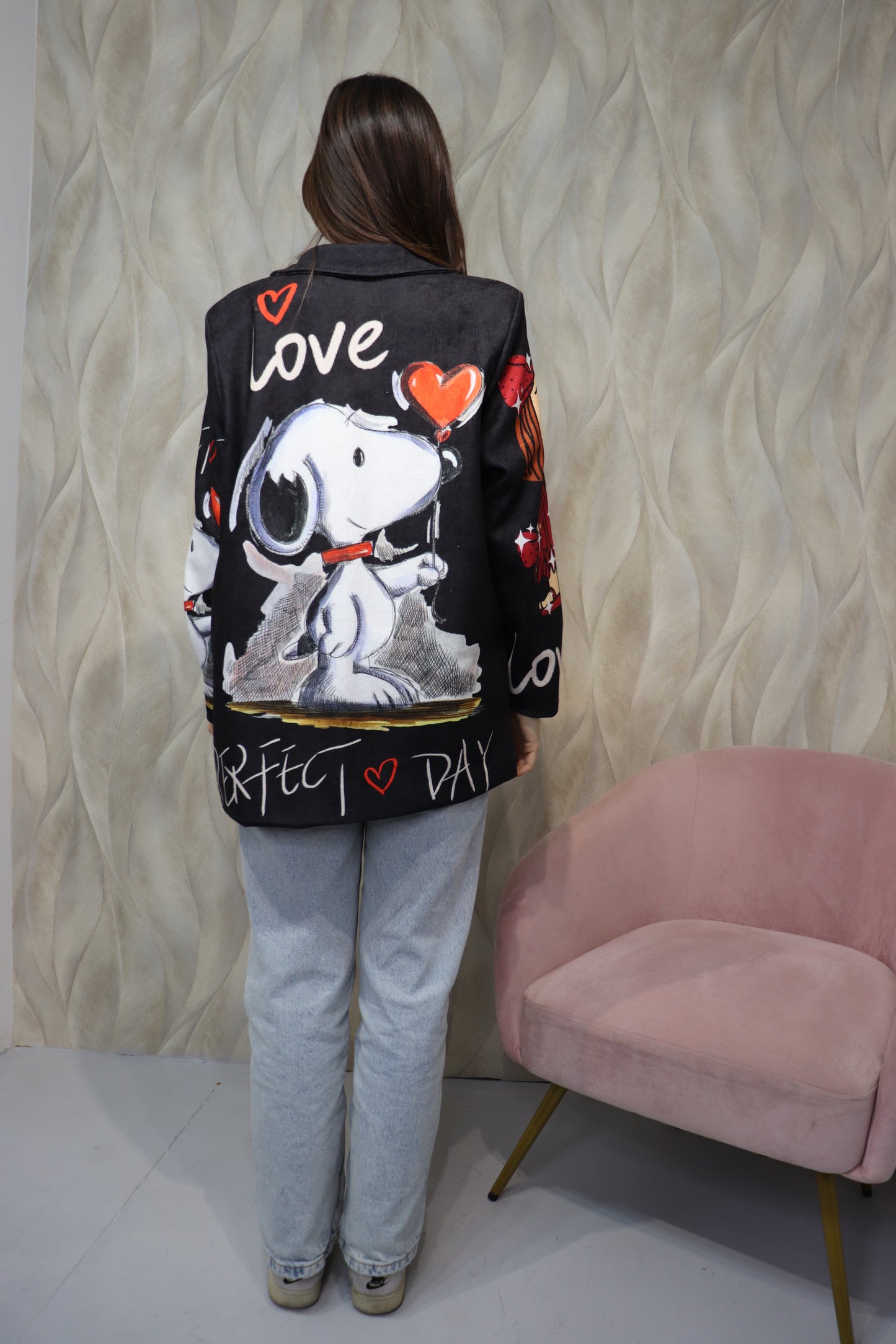 Giacca Nera con Stampa Artistica di Snoopy e Dettagli Love